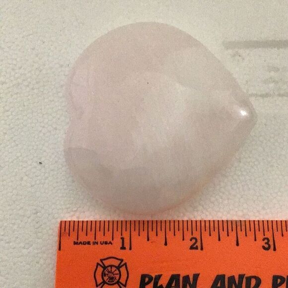 Translucent carved heart healing stone - Picture 5 of 5